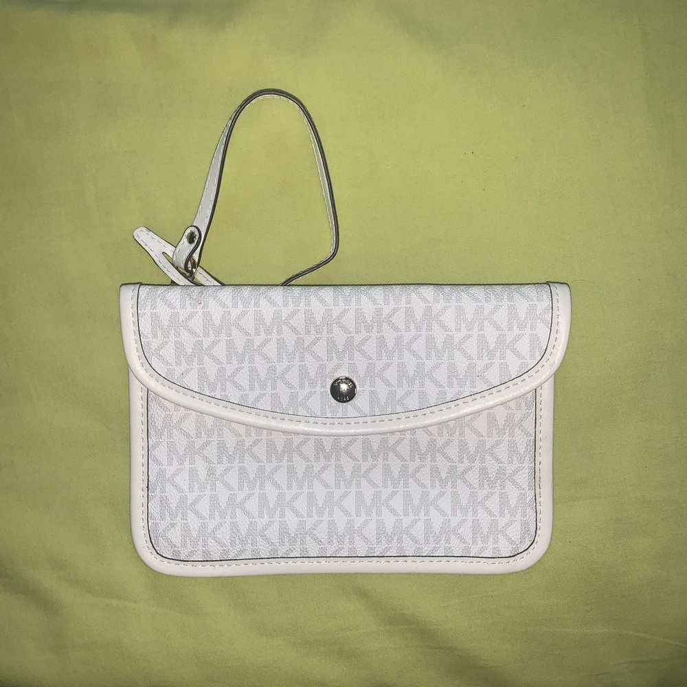 MICHEAL KORS WRISTLET POUCH